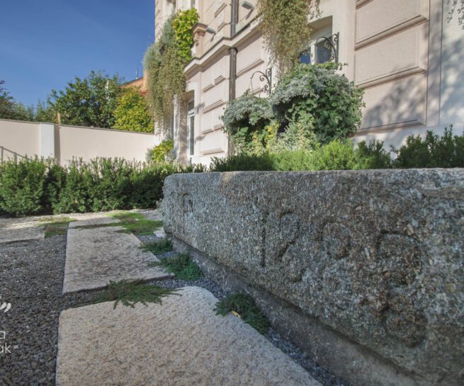 staré kamenné prvky v malé zahradě