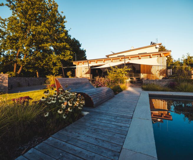 na palubu - dřevěná lavice v záhoně trvalek