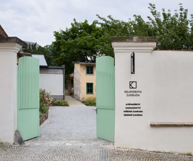 Kraferova zahrada vstupní dvůr s mátovými dřevěnými vraty