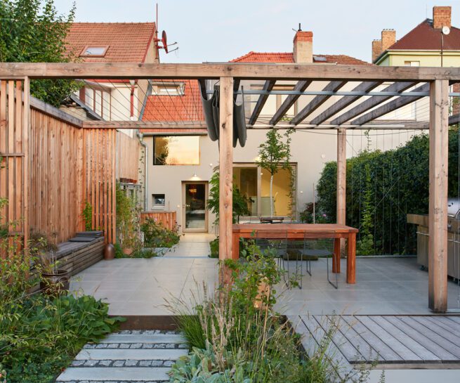 malá zahrada s pergolou