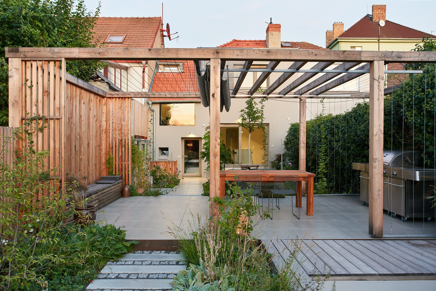 malá zahrada s pergolou