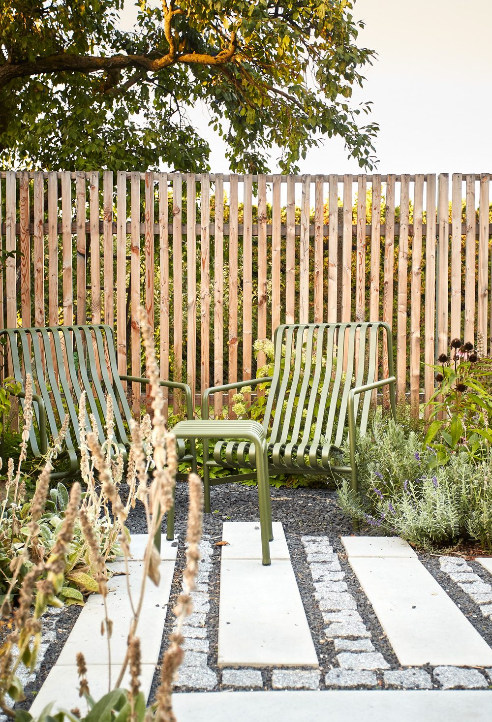 posezení v malé zahradě