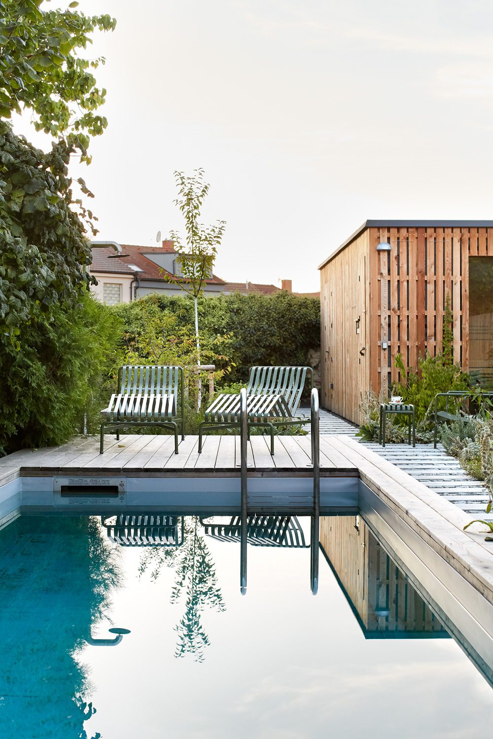bazén s lehátky v malé zahradě