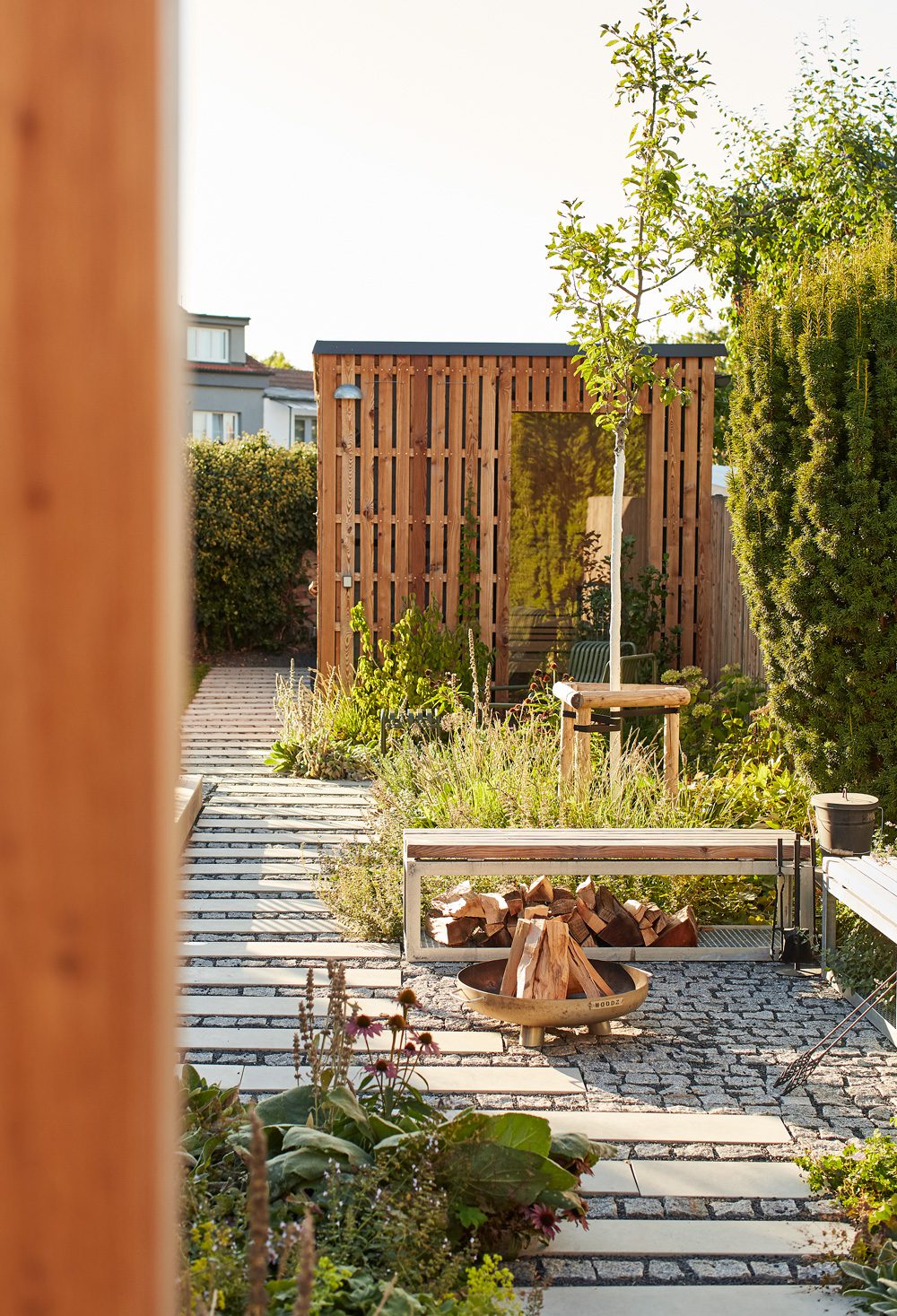 sauna s ohništěm v malé zahradě