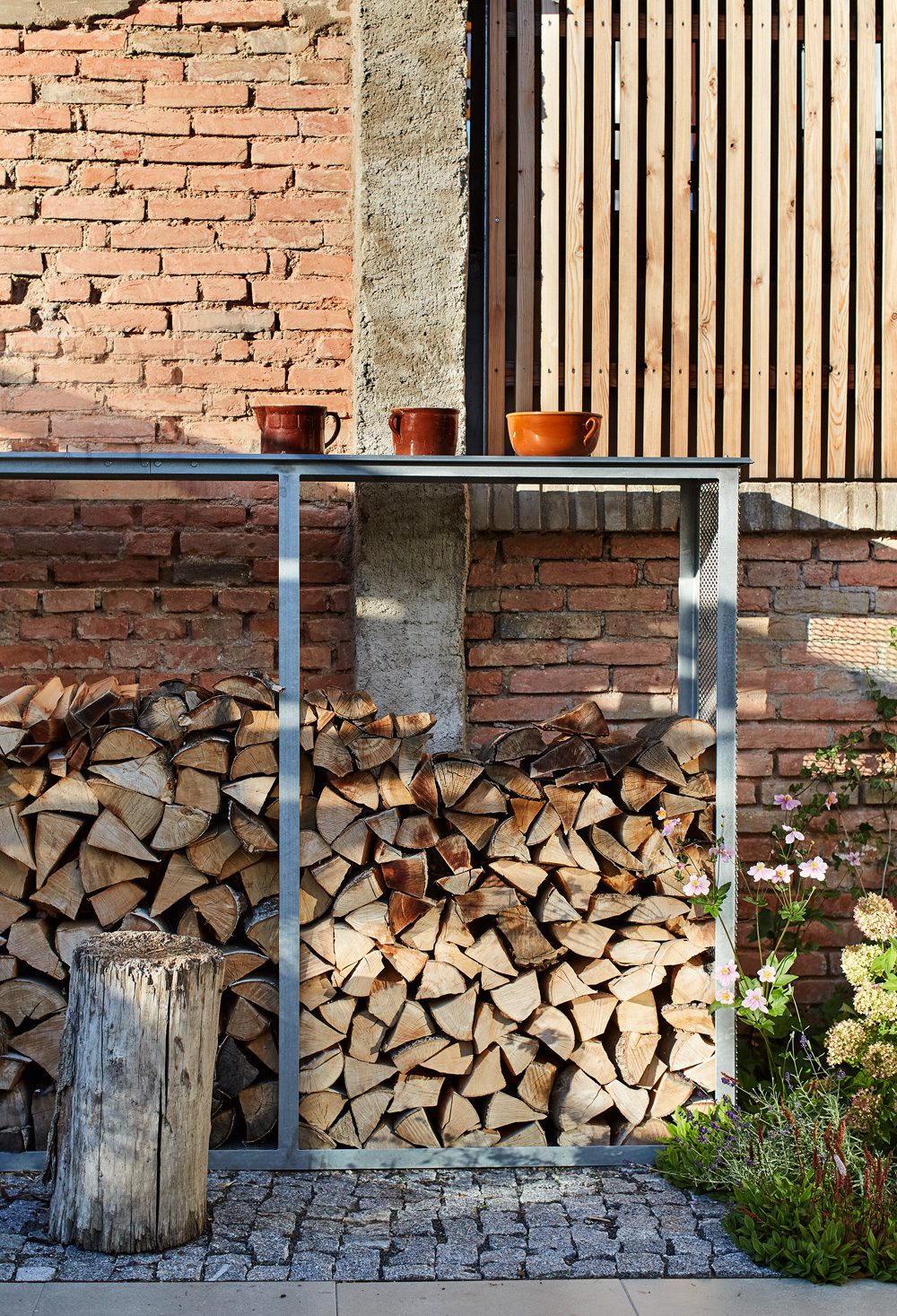 dřevník v malé zahradě