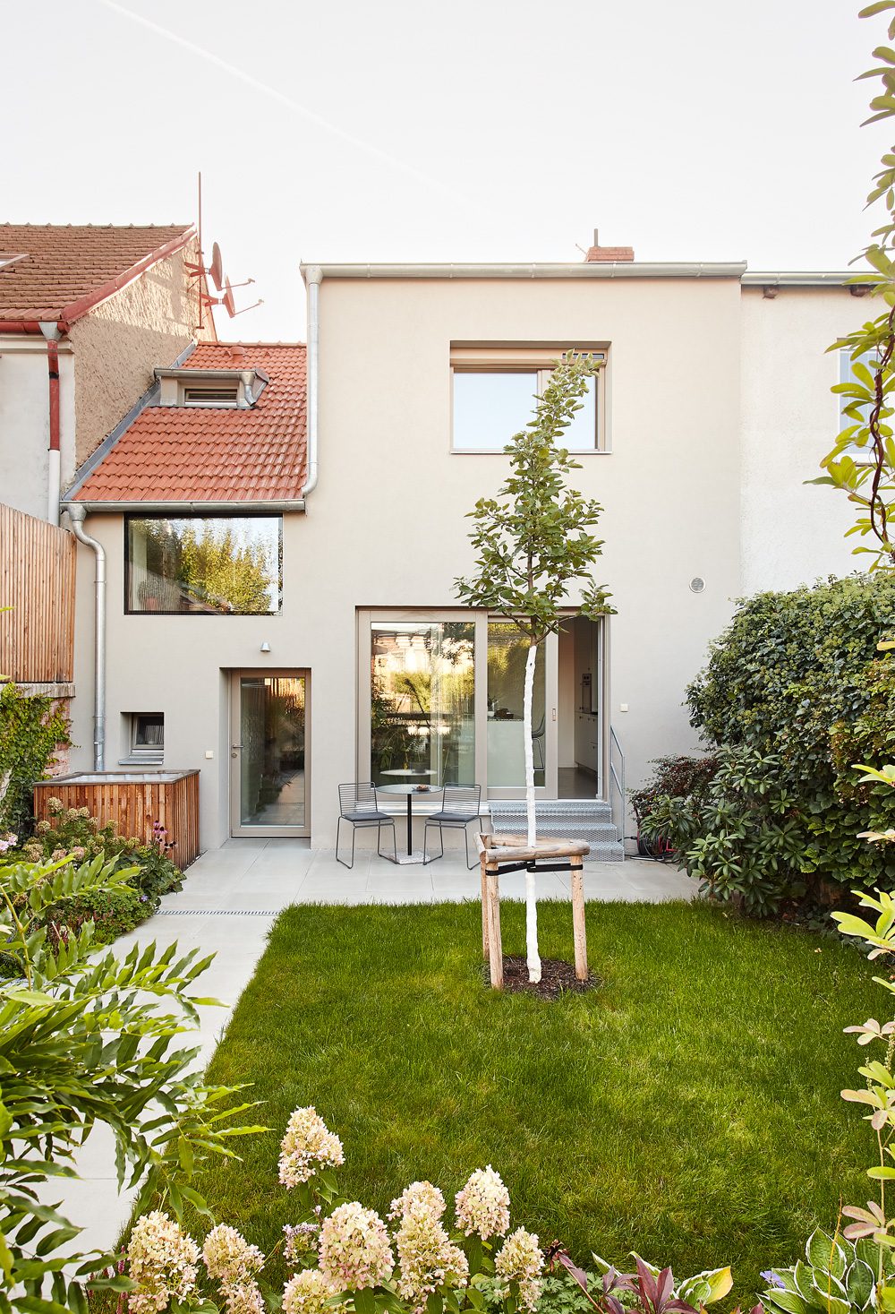 snídaňová terasa v malé zahradě