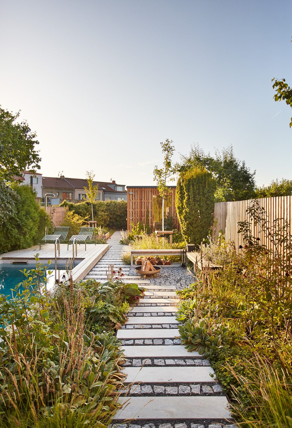 malá zahrada plná trvalek