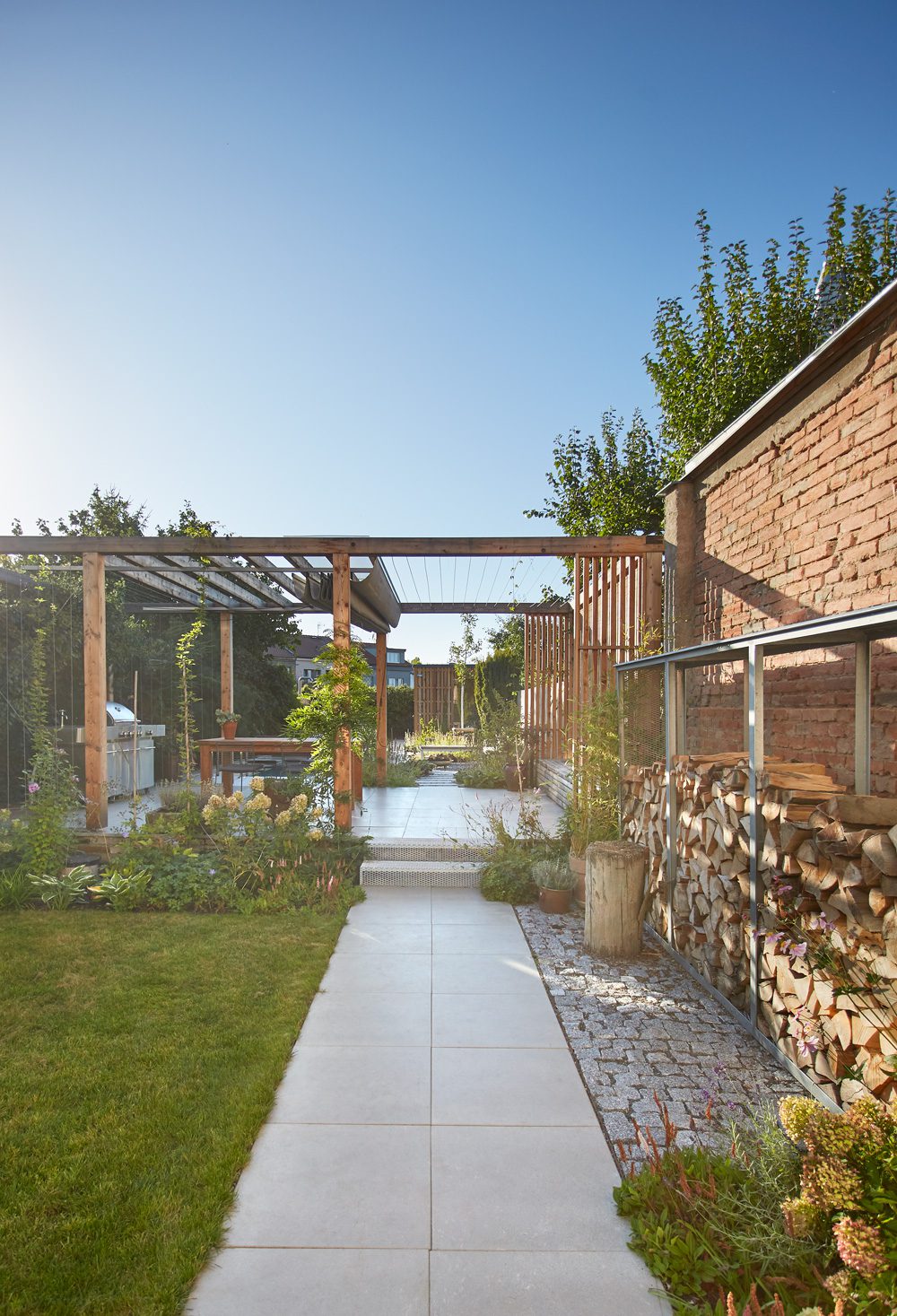 malá zahrada s pergolou